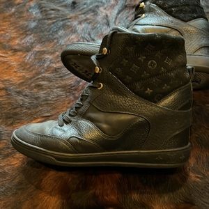 Louis Vuitton sneakers size 37